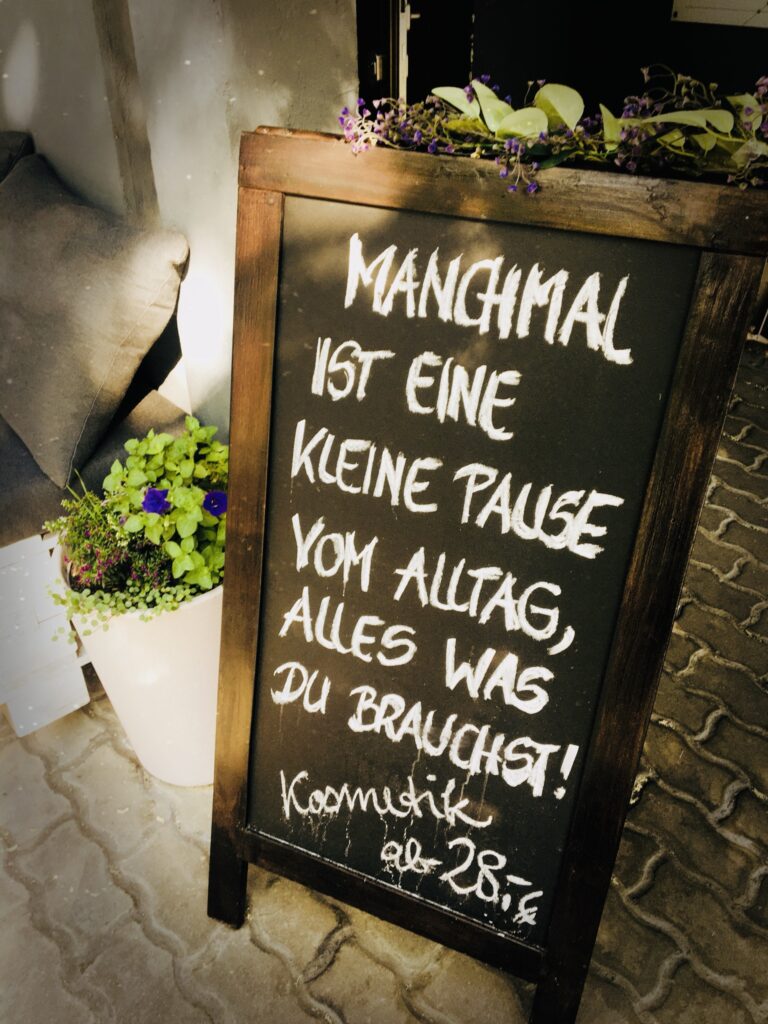 Aufsteller mit dem Satz: Manchmal ist eine kleine Pausevom Alltag alles was du brauchst